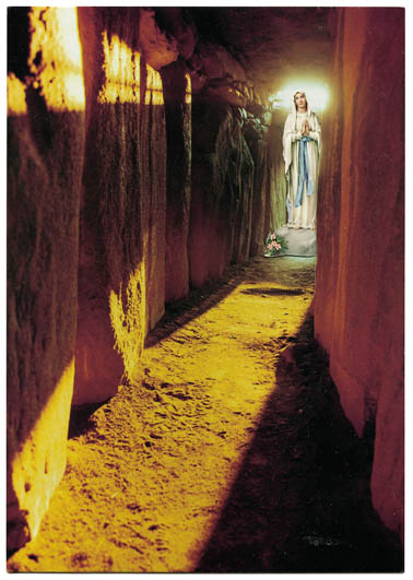 The Queen of Heaven appears at Newgrange, IRELANTIS